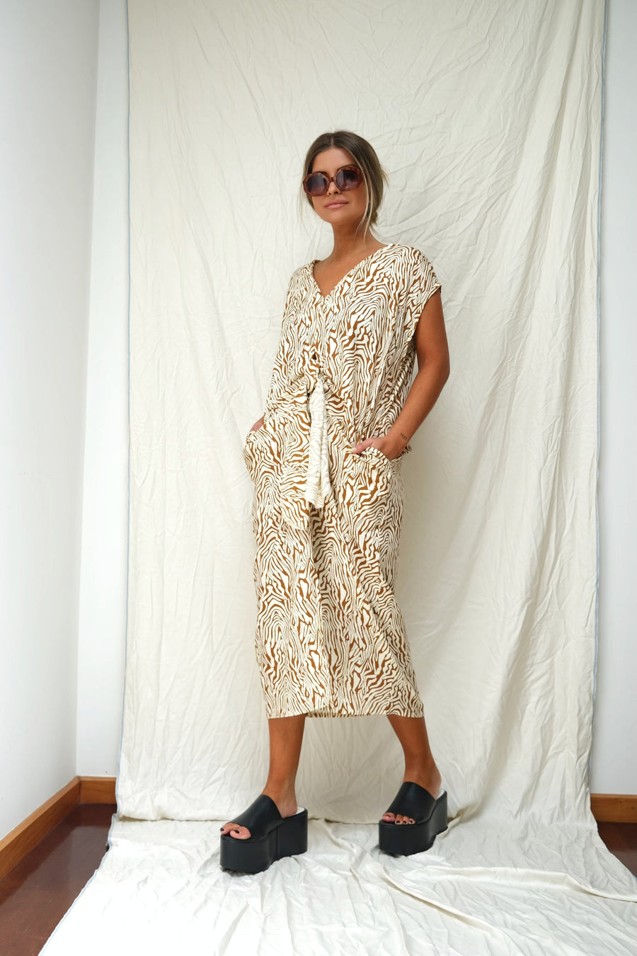 VESTIDO COM LAÇADA AREIA